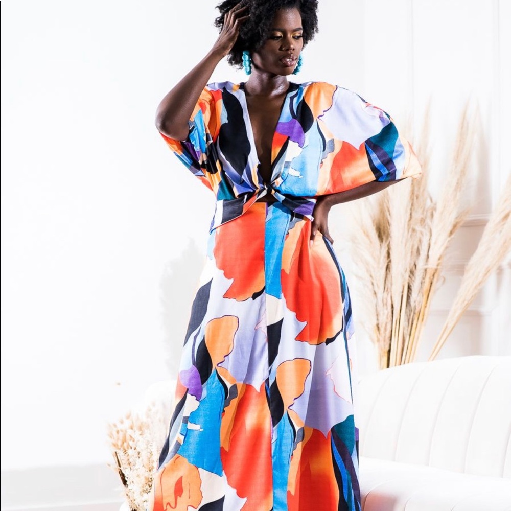 Colorful Key hole MIDI dress with Dramatic Sleeve